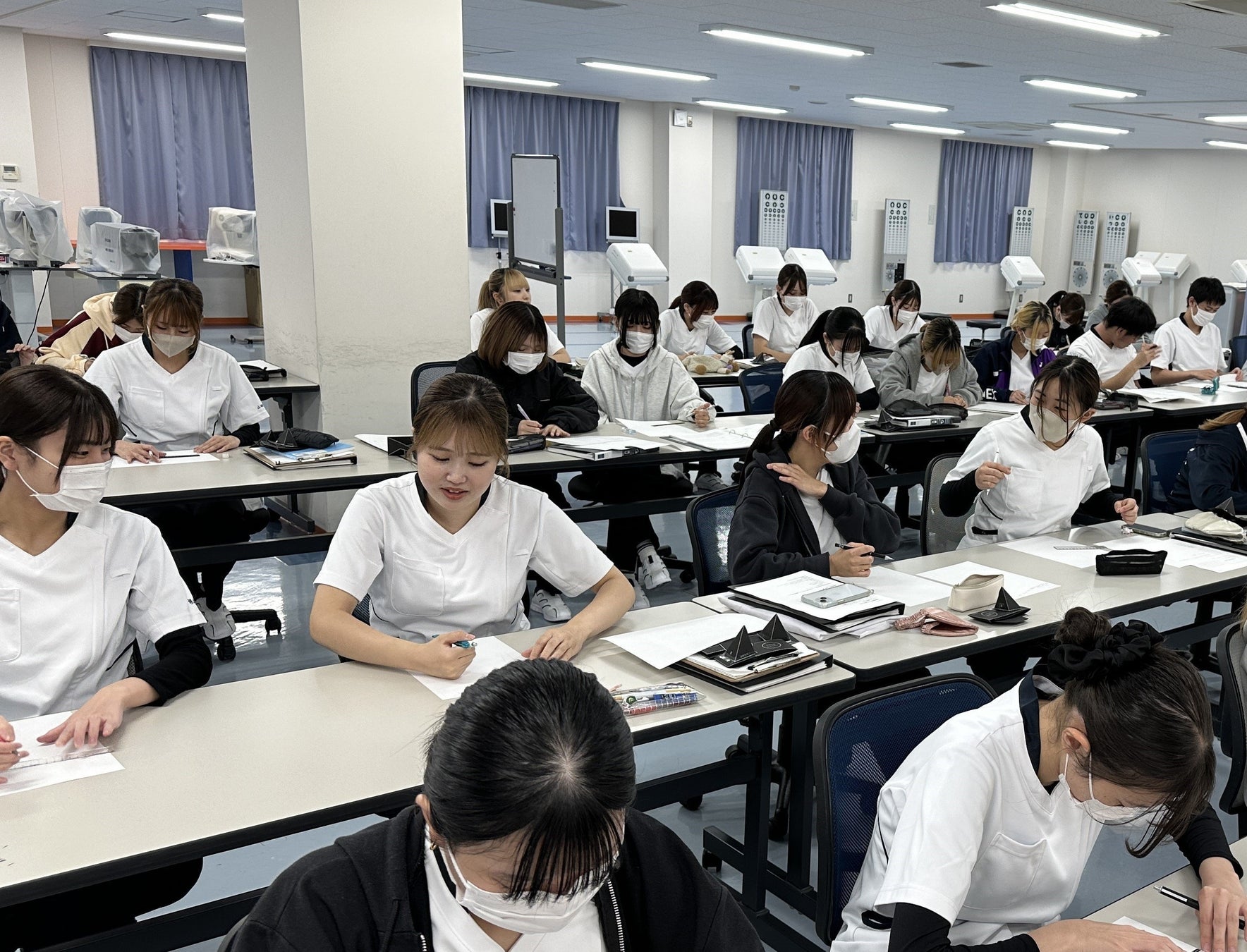 新潟医療福祉大学での歩行訓練士の外部講師からの座学の様子