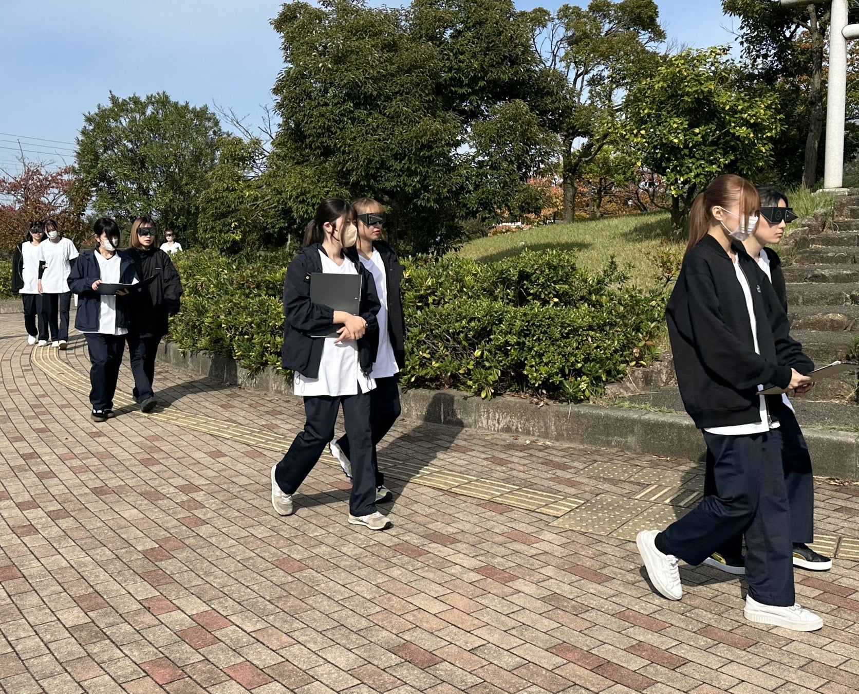 新潟医療福祉大学の学生が歩行支援を学んでいる様子