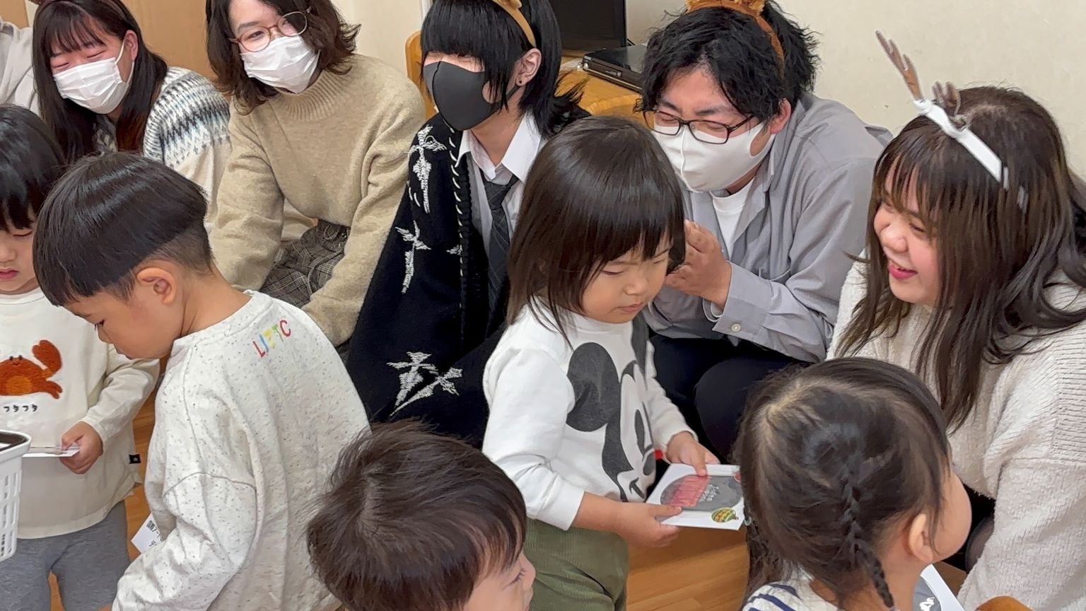 アニメーション制作した童話をFSG保育園の園児へプレゼントしている様子
