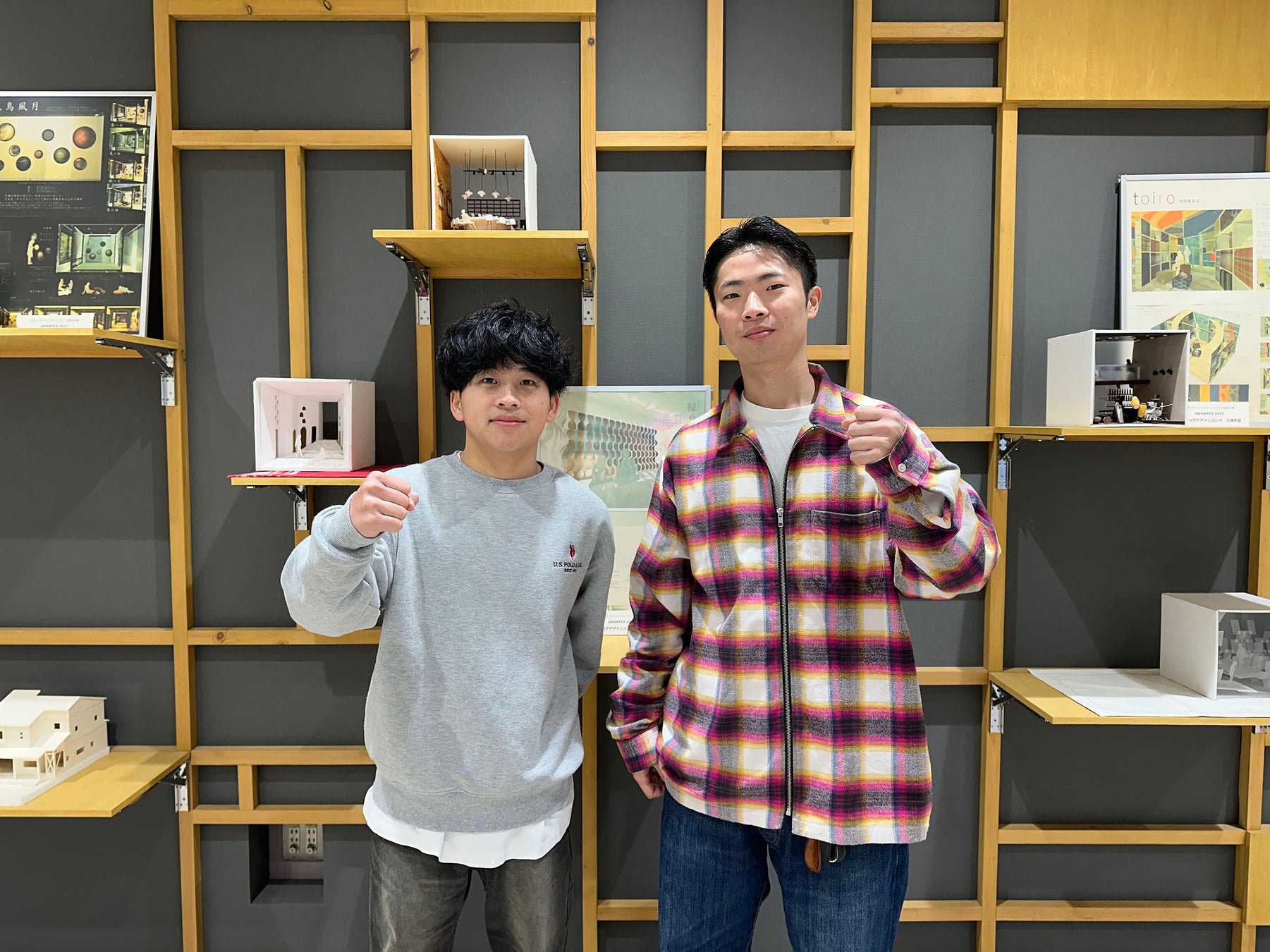 1級建築士に合格した新潟工科専門学校の田拓真さん、浅間喬介さん