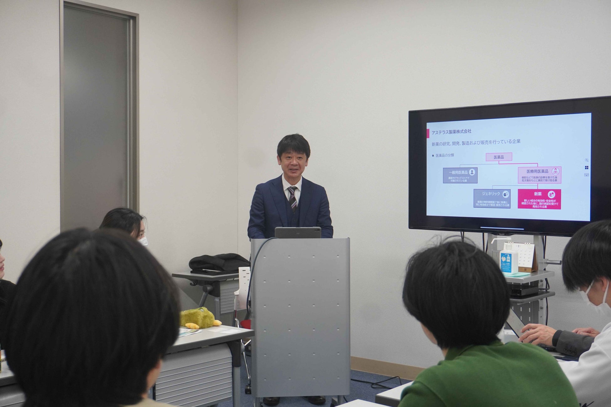 新潟医療福祉大学医療情報管理学でのアステラス製薬株式会社による特別講義の様子
