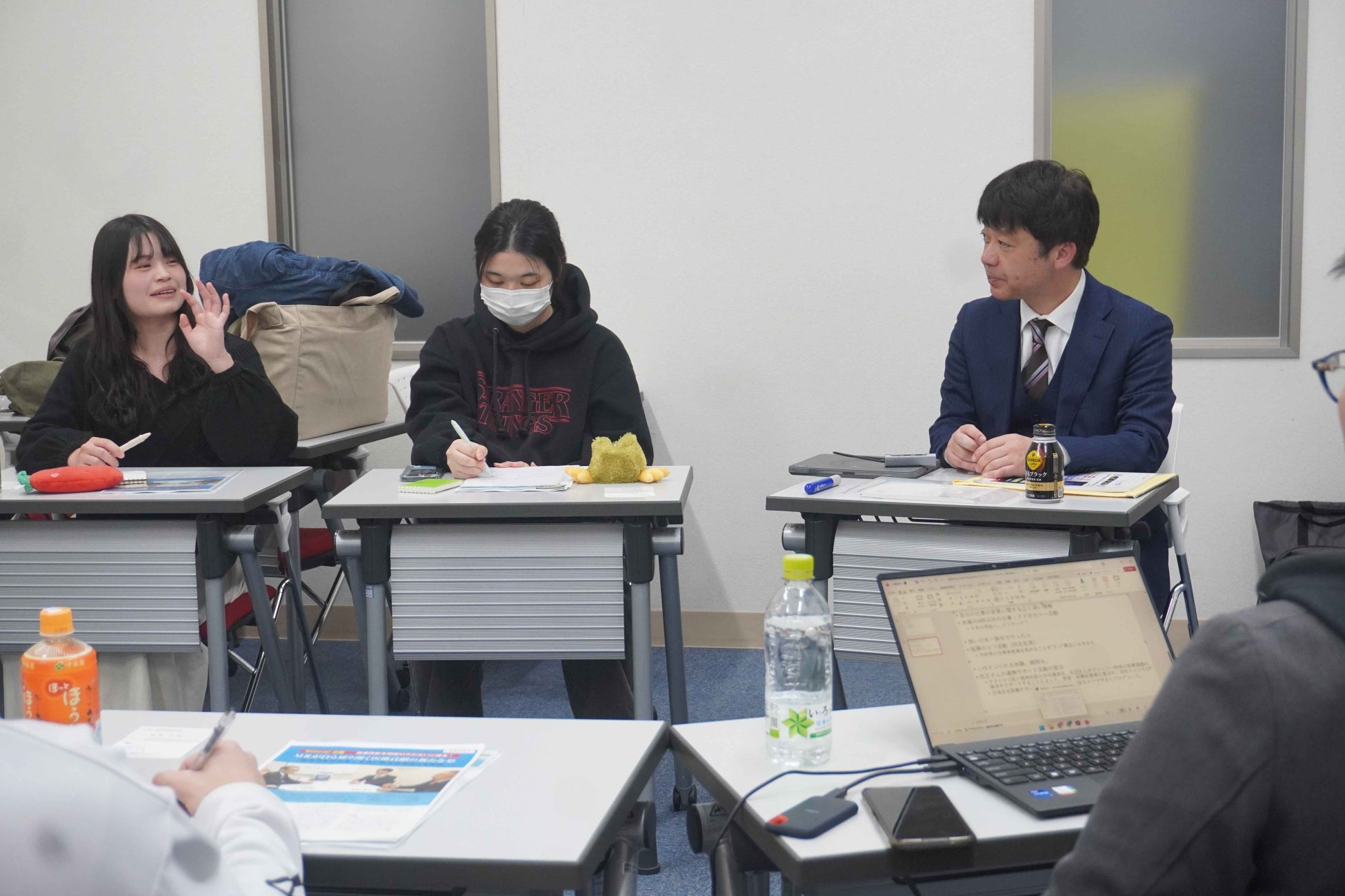新潟医療福祉大学の学生が医療・福祉系のキャリアについてアステラス製薬の松政太郎氏と協議している様子