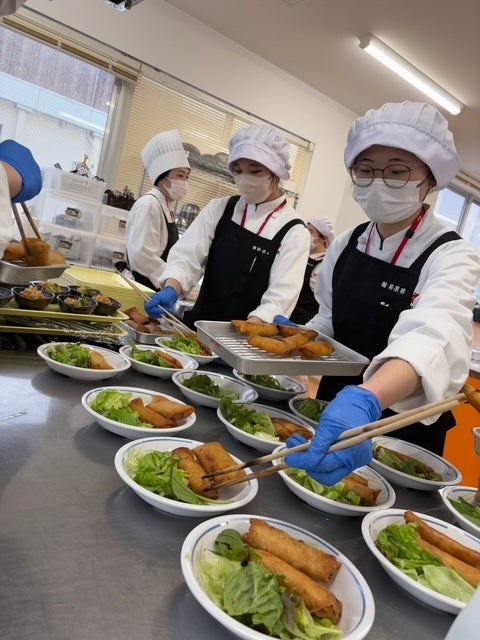 国際調理製菓専門学校での調理実習の様子
