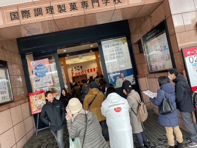 新潟食の陣で販売商品に対し地域の方が国際調理製菓専門学校で列を作っている様子