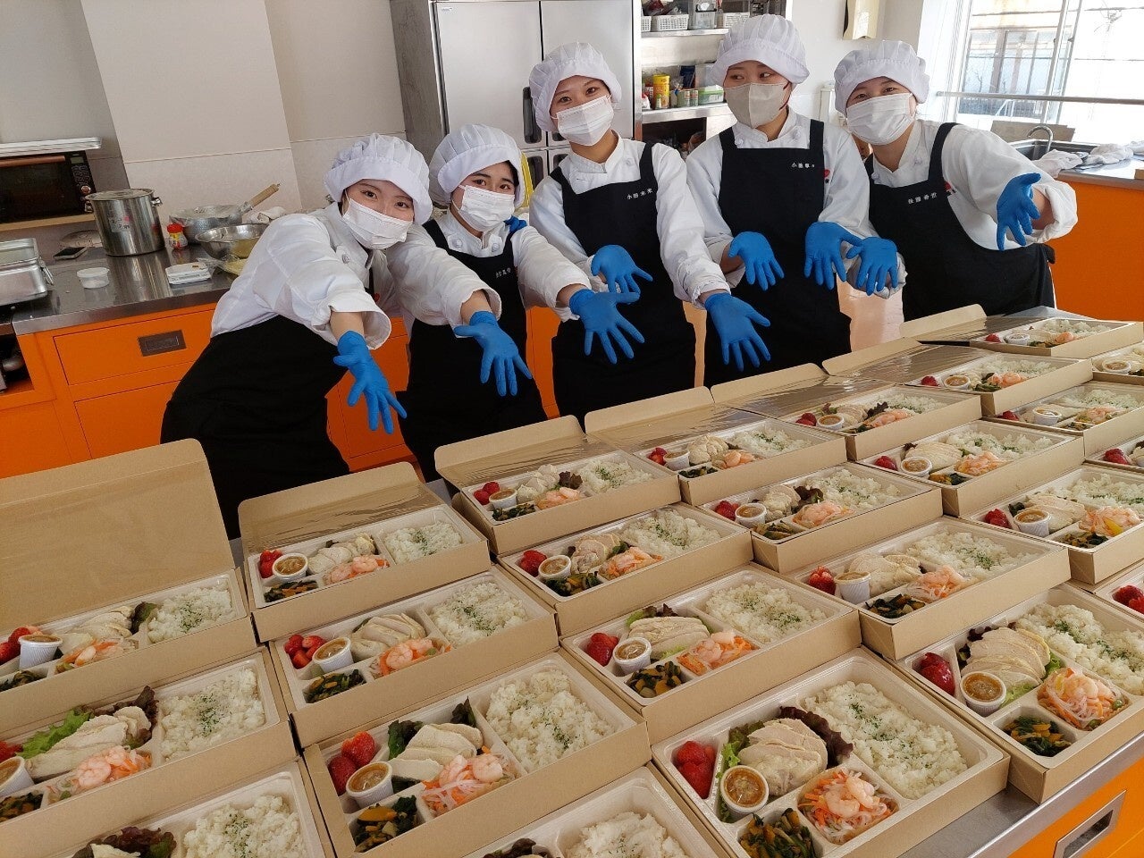 Food大感謝祭2025での国際調理製菓専門学校の学生による実習販売の様子