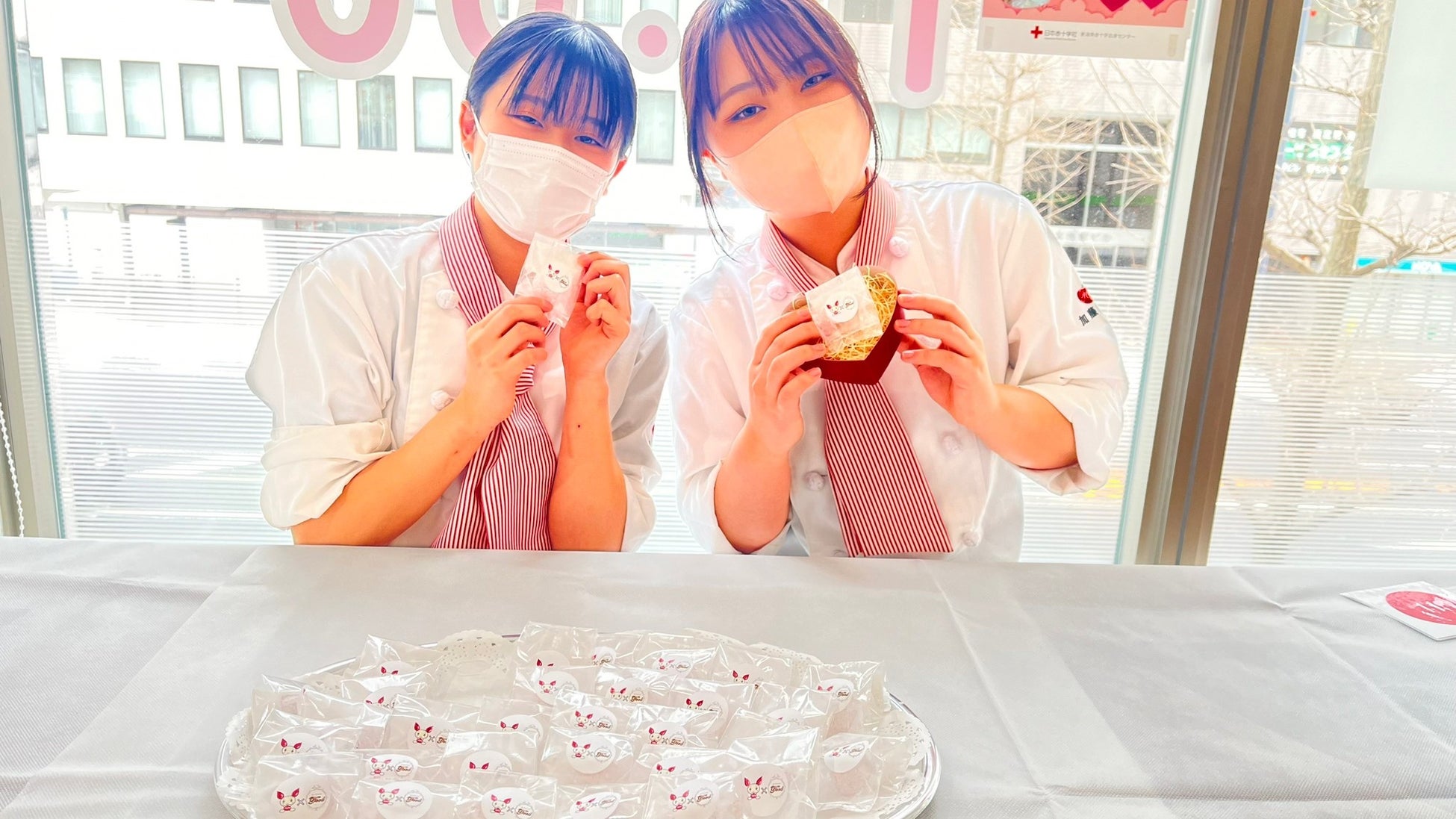 国際調理製菓専門学校の学生が新潟新潟県赤十字血液センターにてチョコレートを無料配布している様子