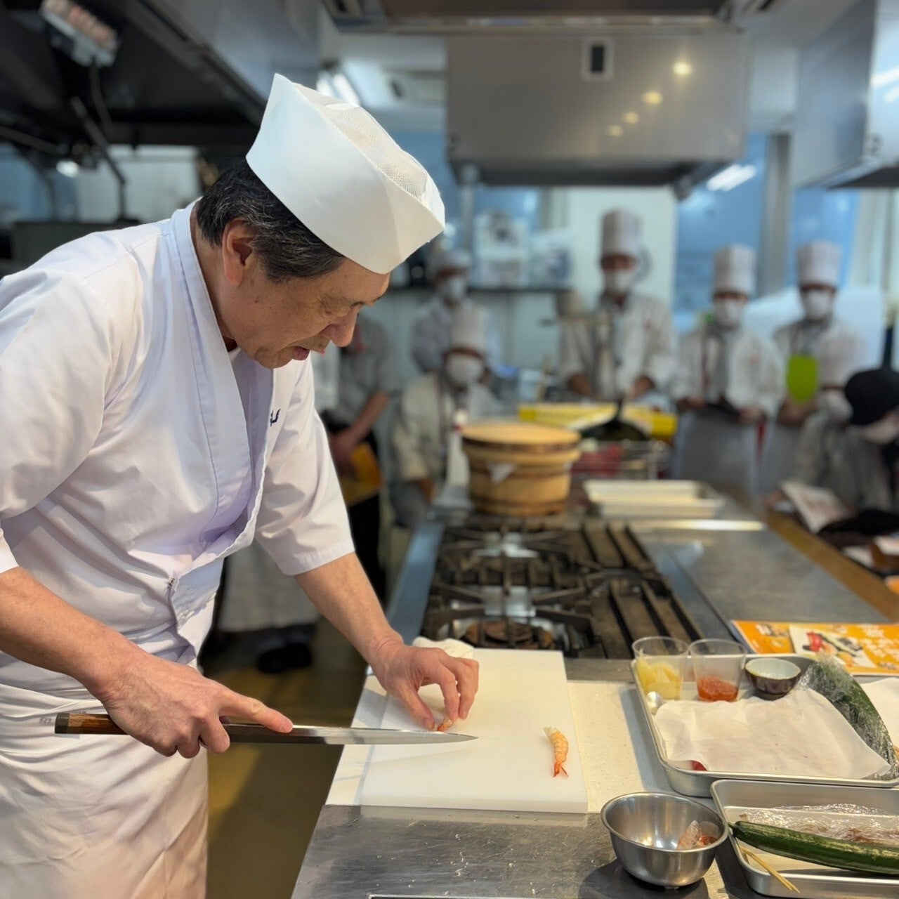 巻き寿司の指導の様子sushi-lecture-image-in-Niigata