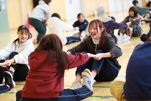 国際こども・福祉カレッジのこどもと体育授業の様子