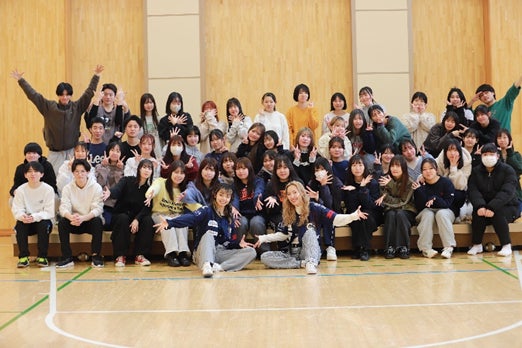 Chibi Unityのダンサーが特別講師となった国際こども・福祉カレッジの学生との集合写真