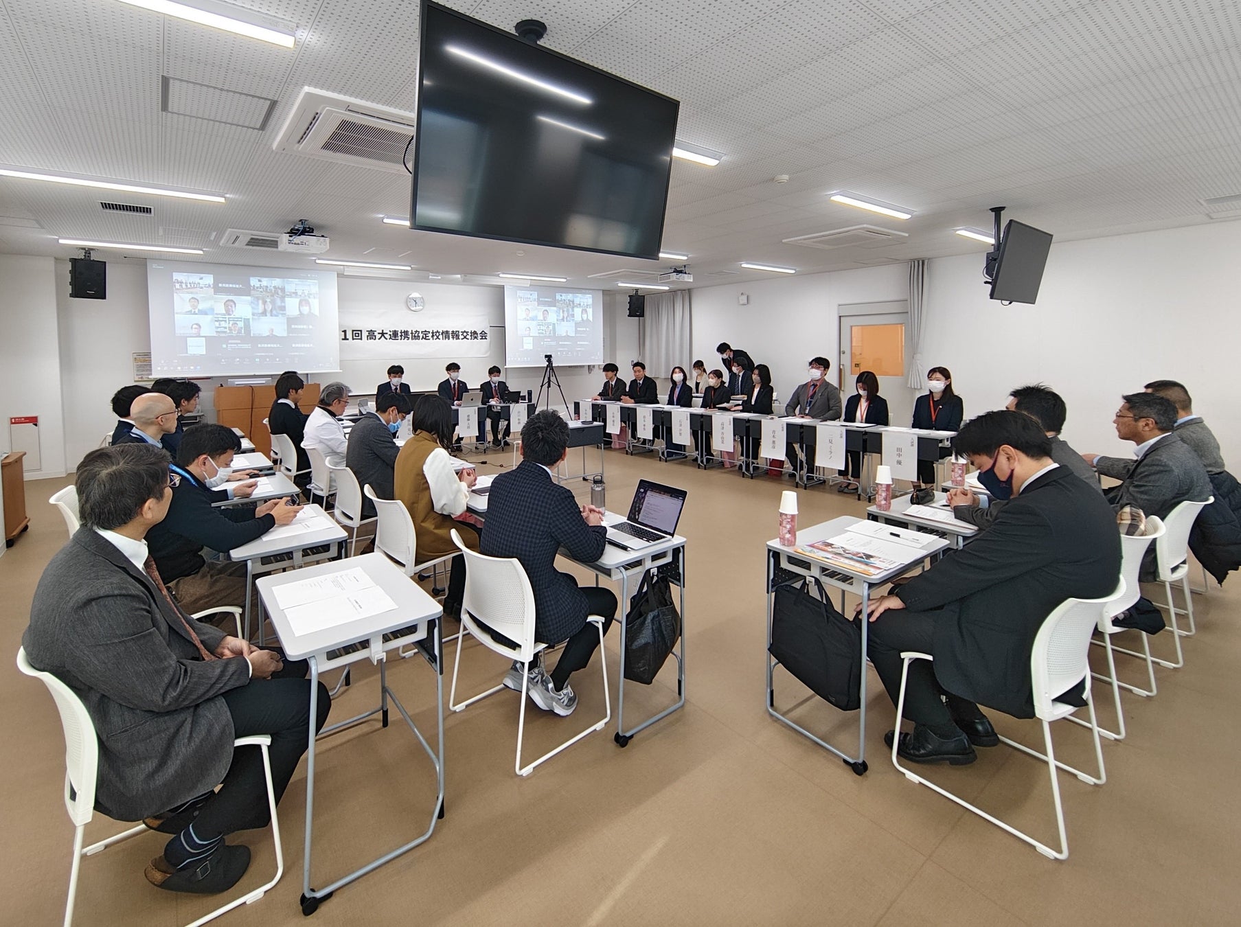 新潟医療福祉大学での高大連携協定校情報交換会の様子