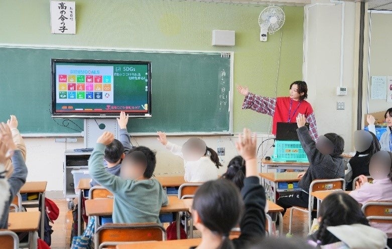 国際こども・福祉カレッジの福祉心理学科による小学生対象のヘルプマーク啓発活動の様子