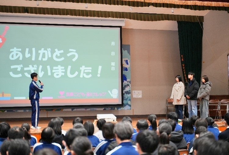 国際こども・福祉カレッジの福祉心理学科による小学生対象のヘルプマーク啓発活動の様子
