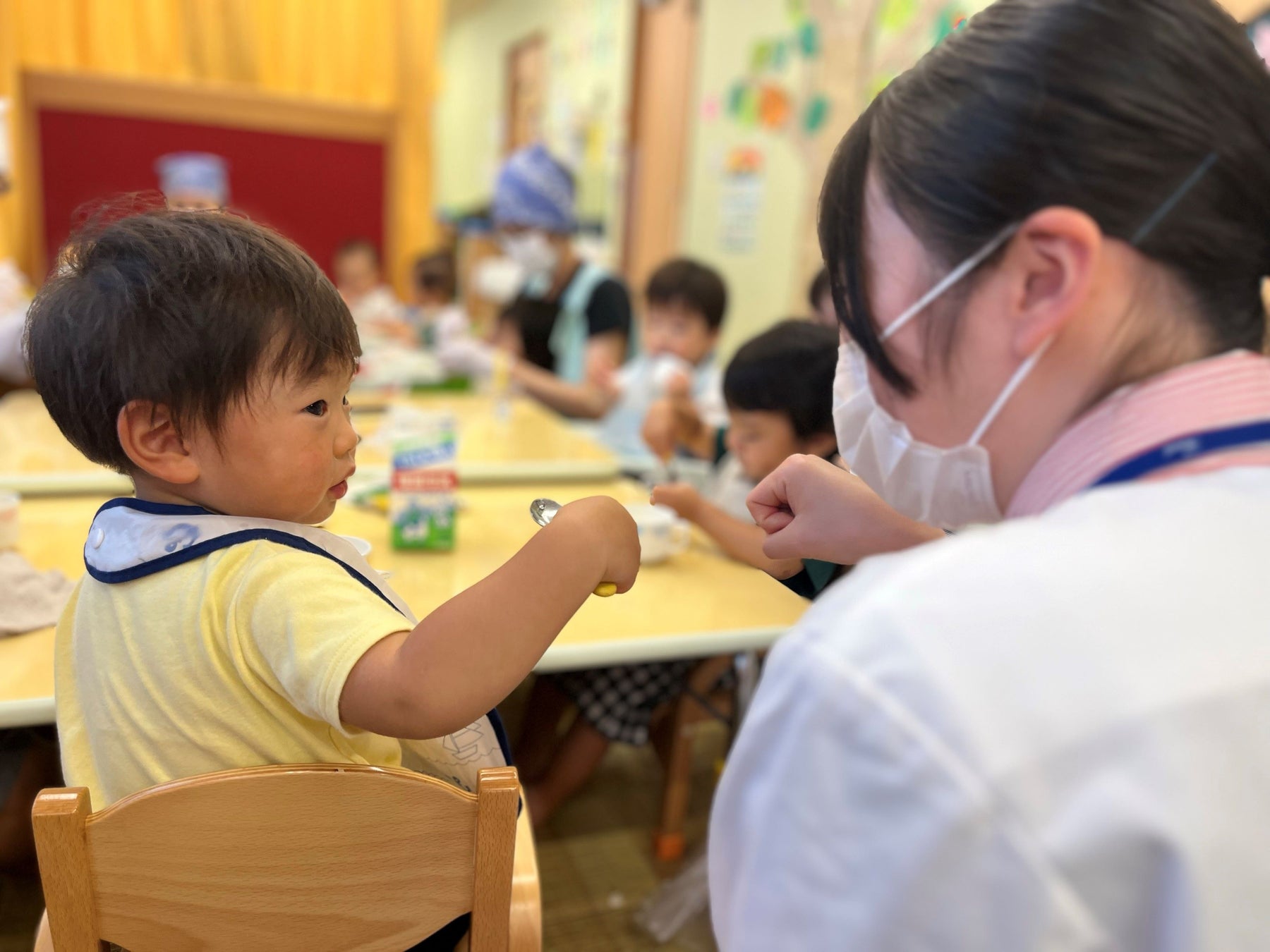 NSGインターナショナルこども園でおやつをふるまう国際調理製菓専門学校の学生