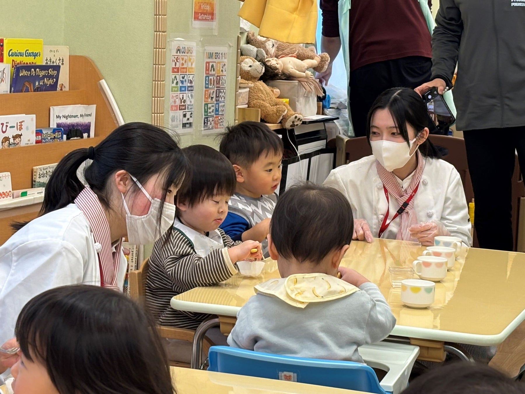 国際総合学園 国際調理製菓専門学校によるおやつの提供の様子