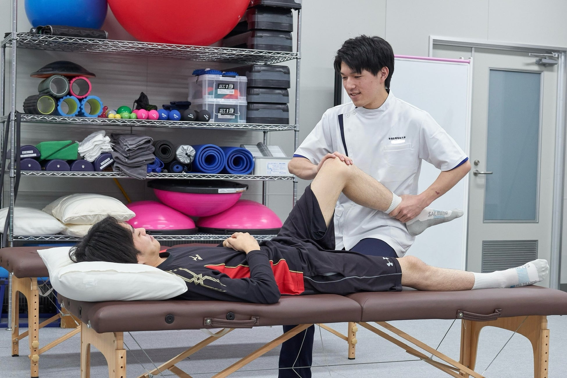 理学療法に関する専門知識や技術を修得する新潟医療福祉大学の学生