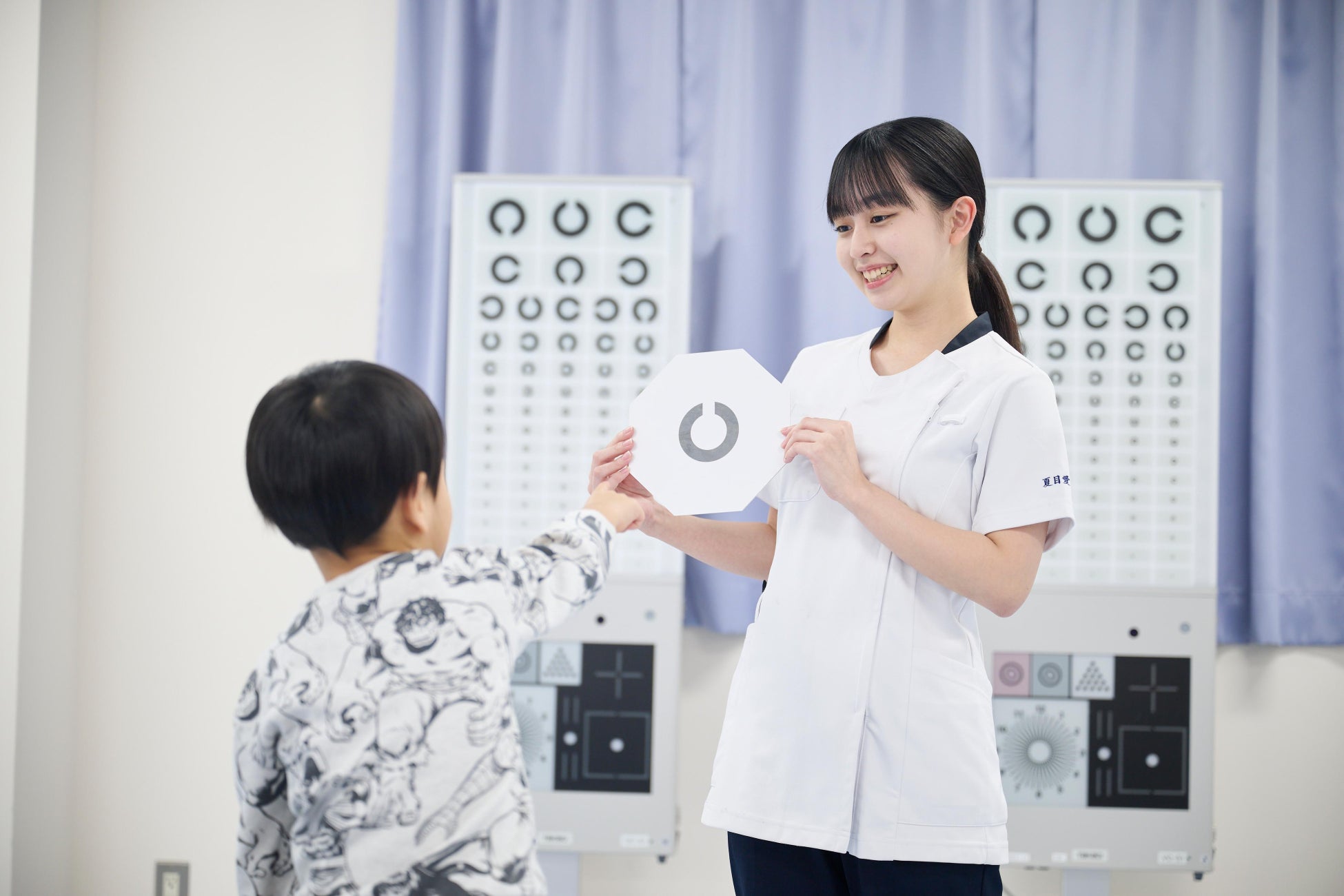 視能訓練士国家試験の資格取得に向けて実習する新潟医療福祉大学の学生