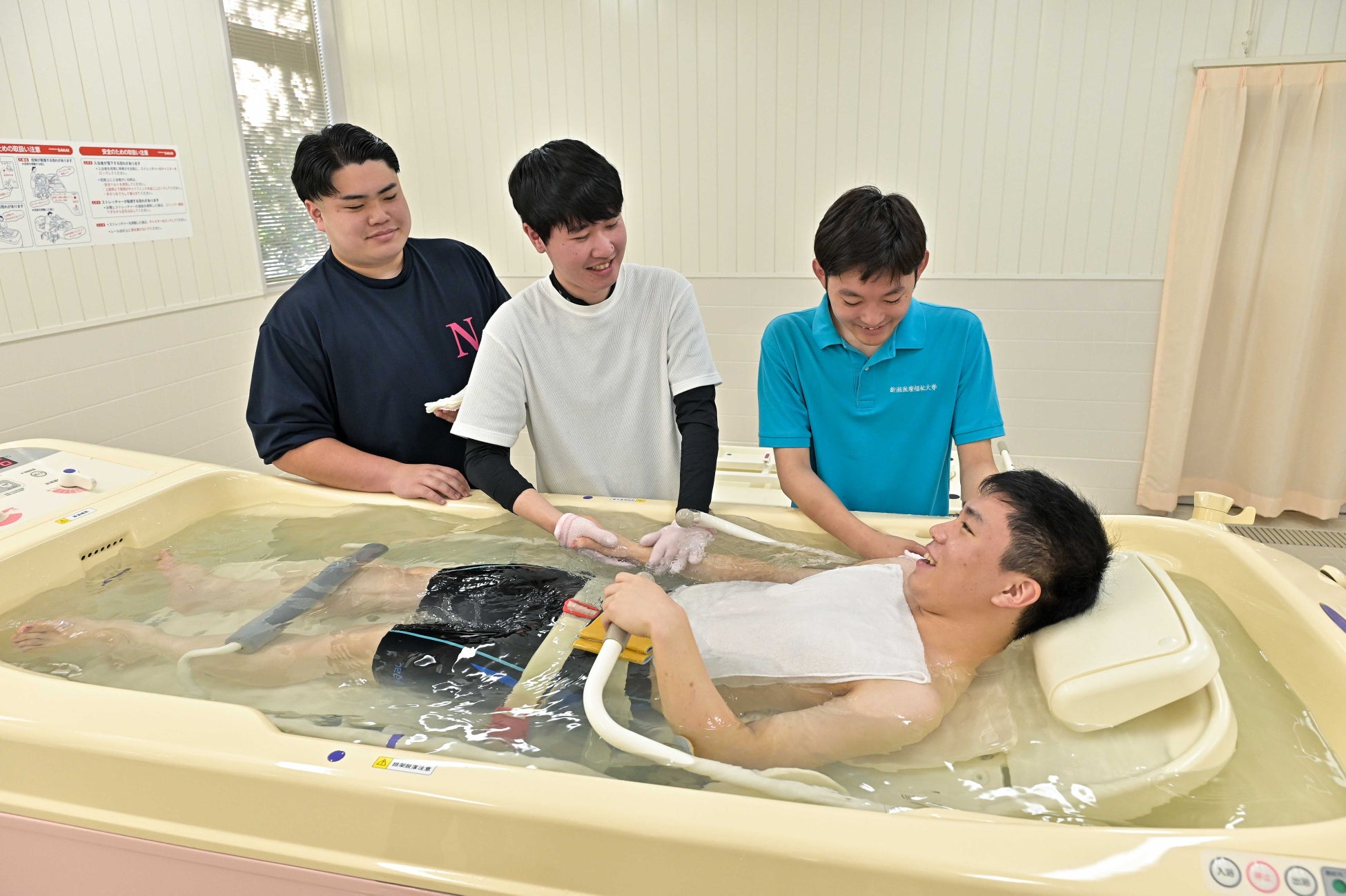 新潟医療福祉大学で介護福祉士のための実習をする様子