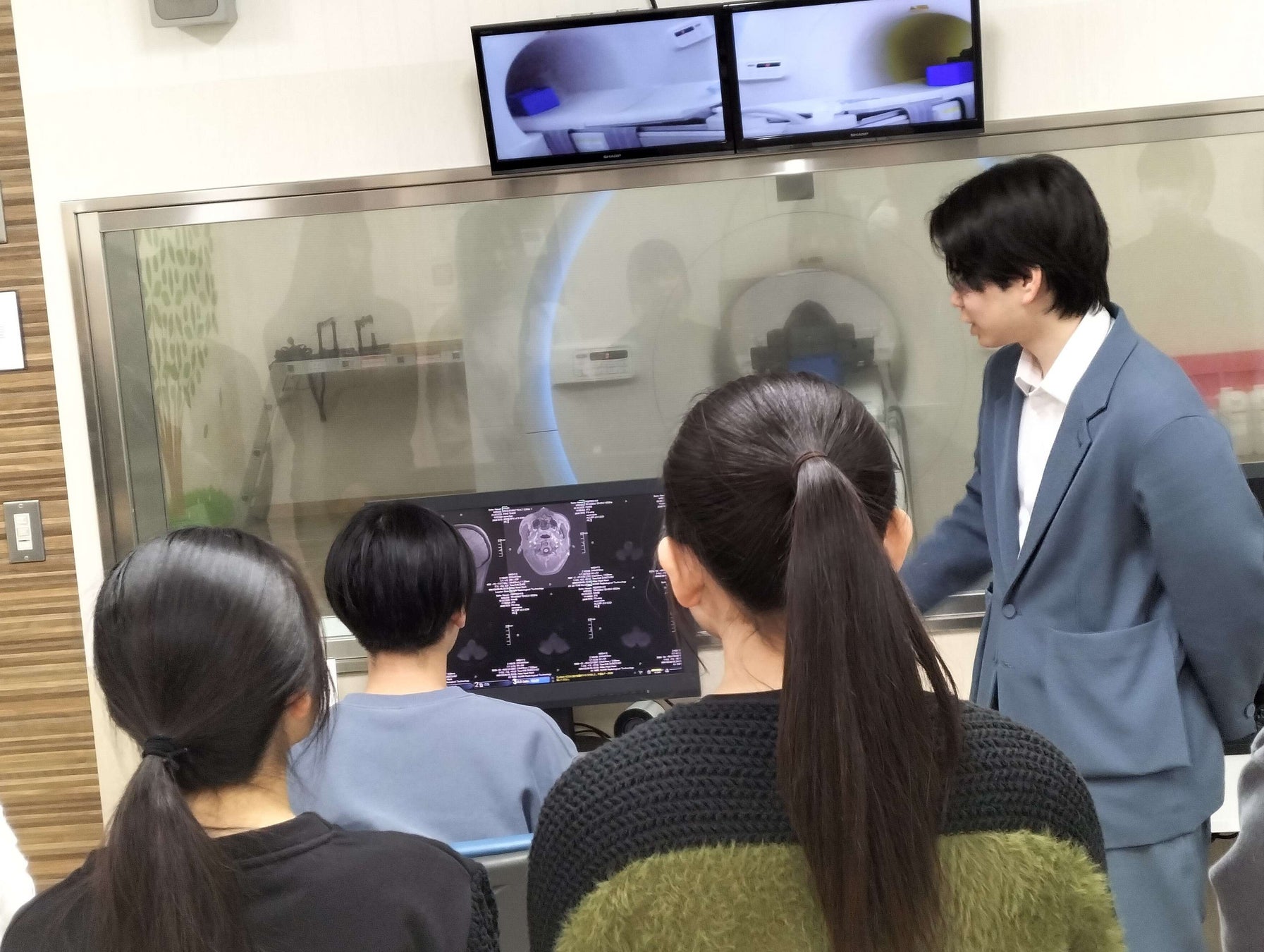 新潟医療福祉大学の「チーム医療体験会」にて、医療の資格・職業に関する説明を受けている高校生たち