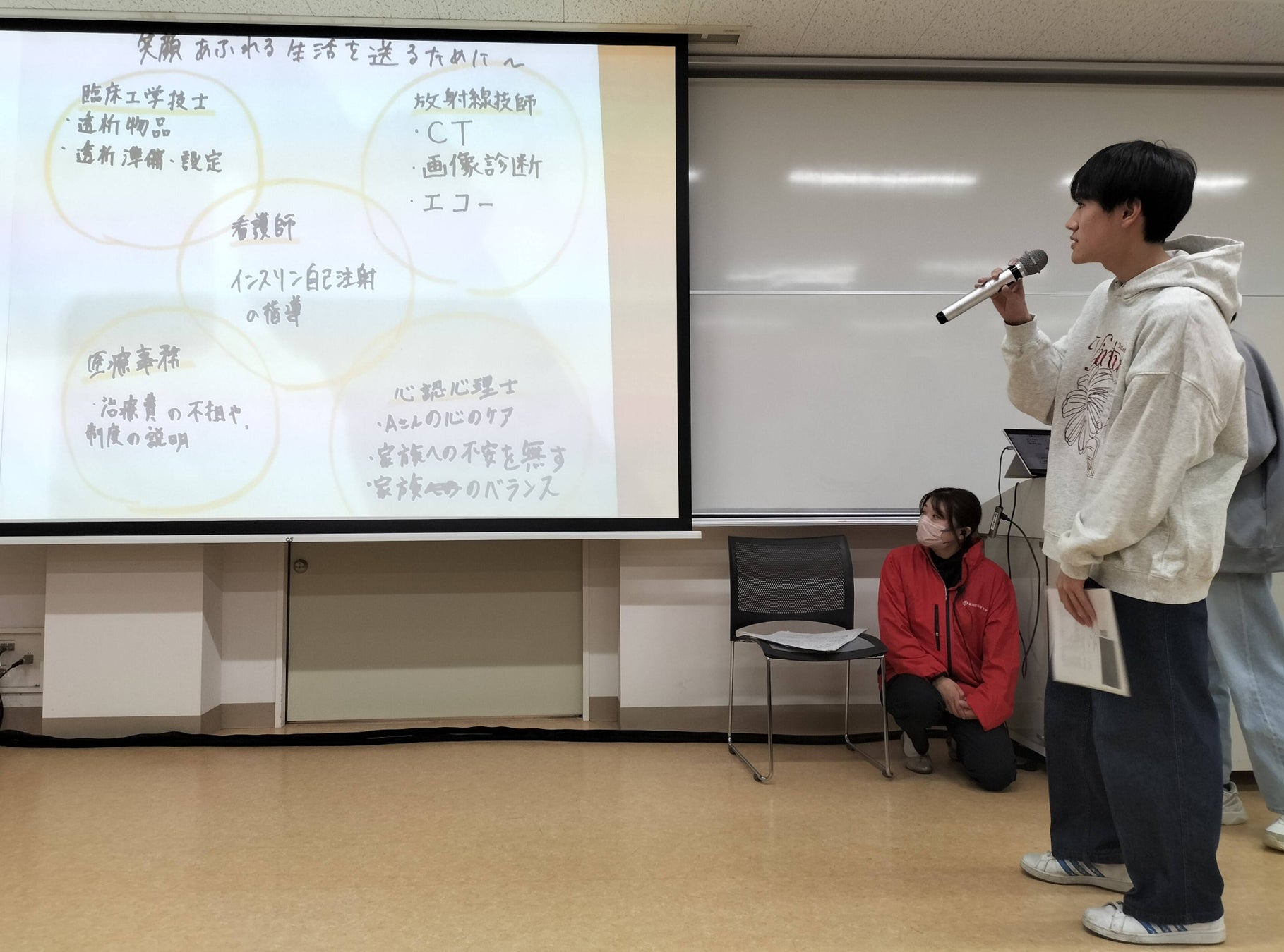 新潟医療福祉大学の「チーム医療体験会」にて、医療の資格・職業に関するグループワークののち、意見発表を行なう高校生