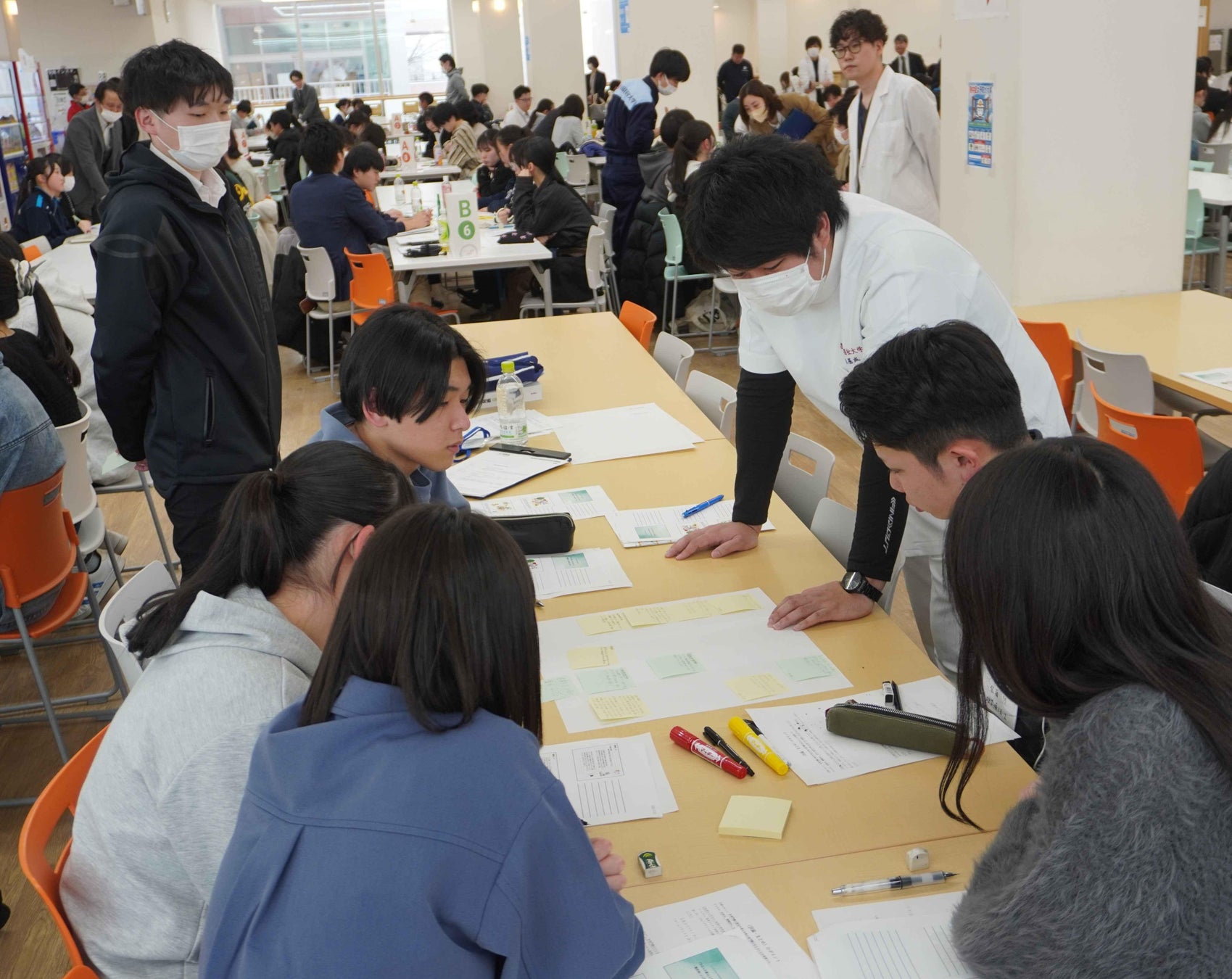 新潟医療福祉大学の「チーム医療体験会」にて、医療の資格・職業に関するグループワークを行なう高校生たち