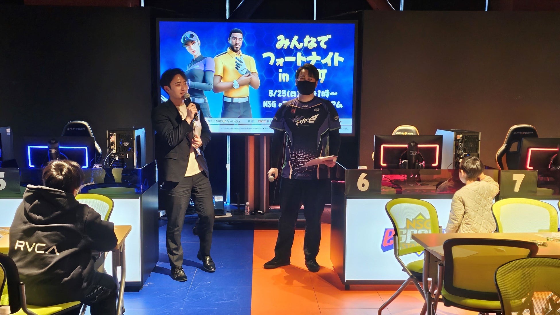 古町ルフルバトル in NSG eスポーツスタジアムで司会進行をしている新潟コンピュータ専門学校常勤講師のジャンヌ氏と元TeNYアナウンサーの大島巧氏。、新潟市の街並みを舞台とした『FORTNITE』の陣取りバトルを実施