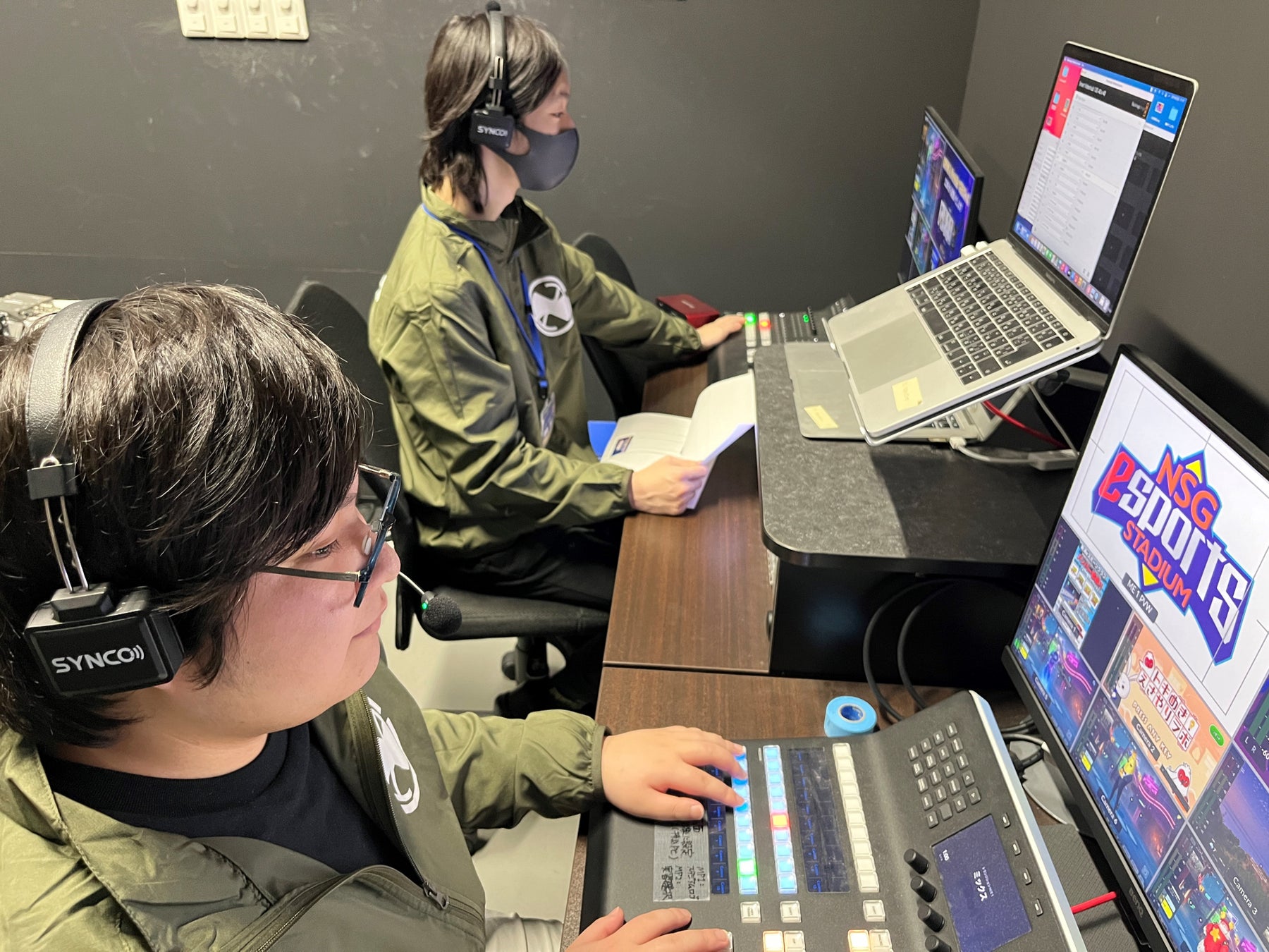 NCC新潟コンピュータ専門学校が2025年3月16日(日)に「がたふぇす Vol.15」内で開催したeスポーツイベントで機材を操作し運営をサポートする学生