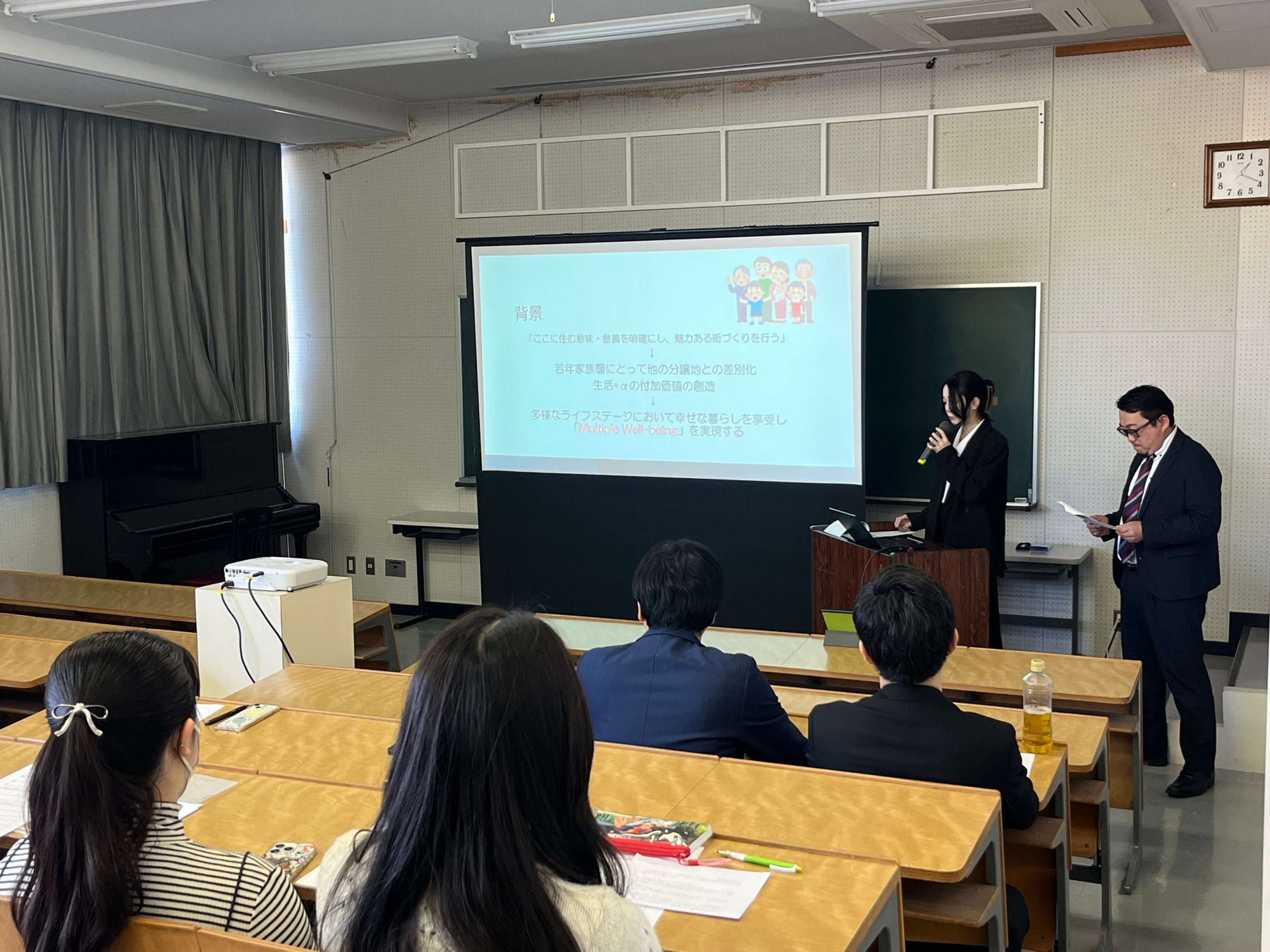 3/23に新潟市秋葉区で企業組合住まいの情報館が主催したプレゼンテーション企画「新規分譲地における魅力ある街づくり」にて、グランプリ・準グランプリ・特別賞をそれぞれ受賞した新潟医療福祉大学の学生グループのプレゼンの様子