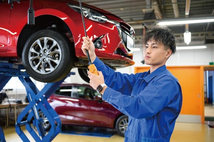 福島県のWiZ国際情報工科自動車大学校の学生が、自動車整備の実習を行っている様子