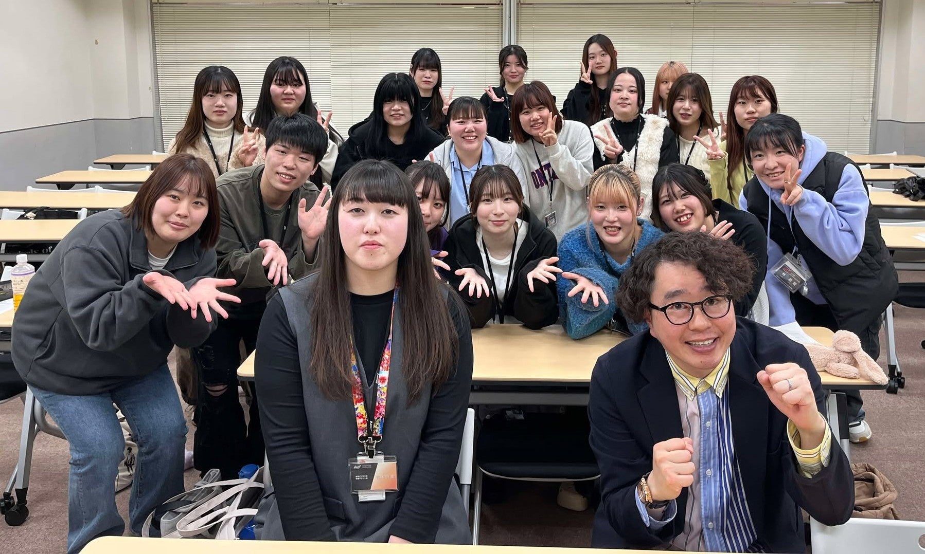 新潟市の国際音楽・ダンス・エンタテイメント専門学校と吉本興業(株)のコラボ実習授業に参加した学生たち
