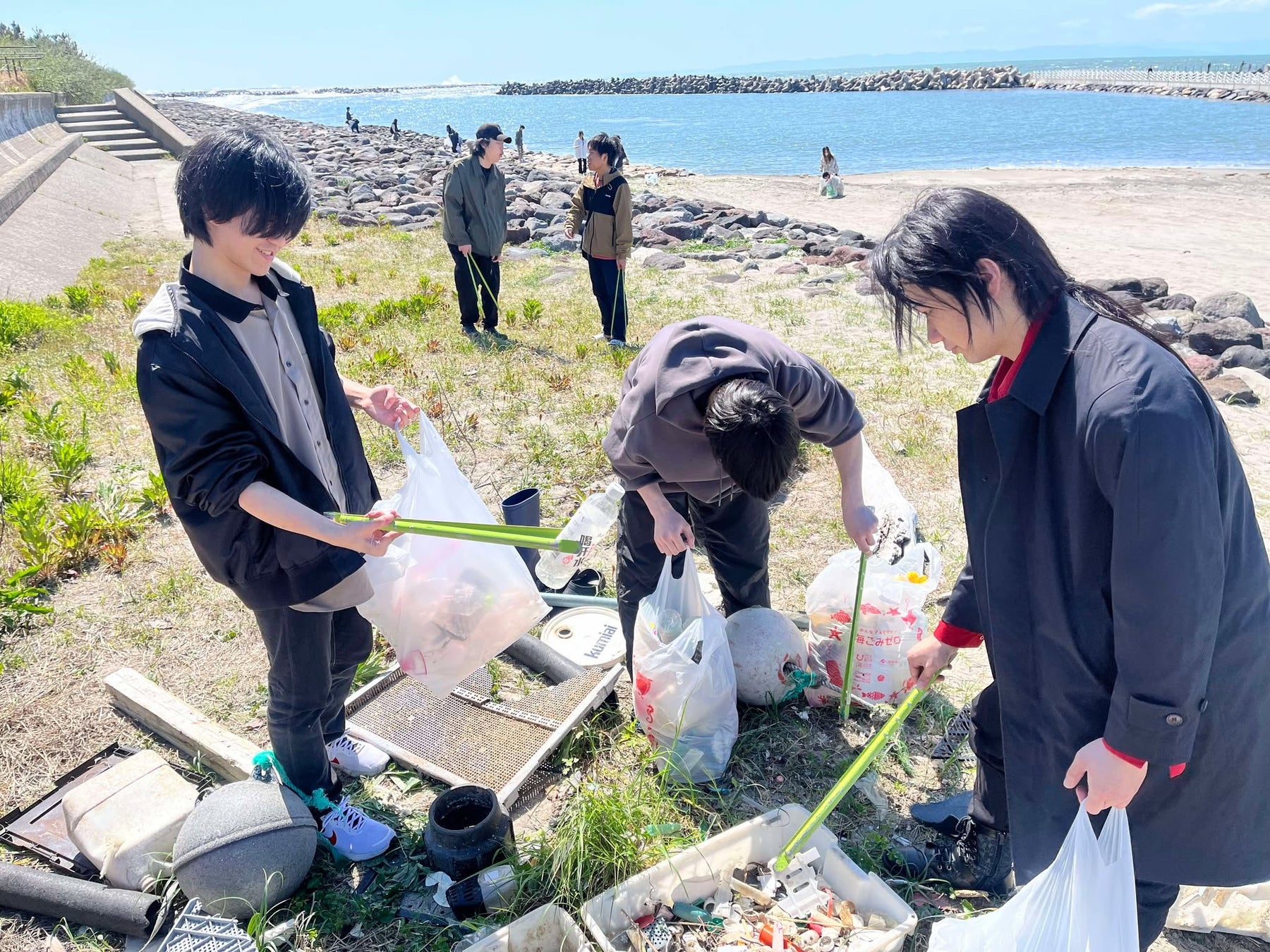 授業の一環で清掃活動を行う新潟市の国際音楽・ダンス・エンタテイメント専門学校の学生