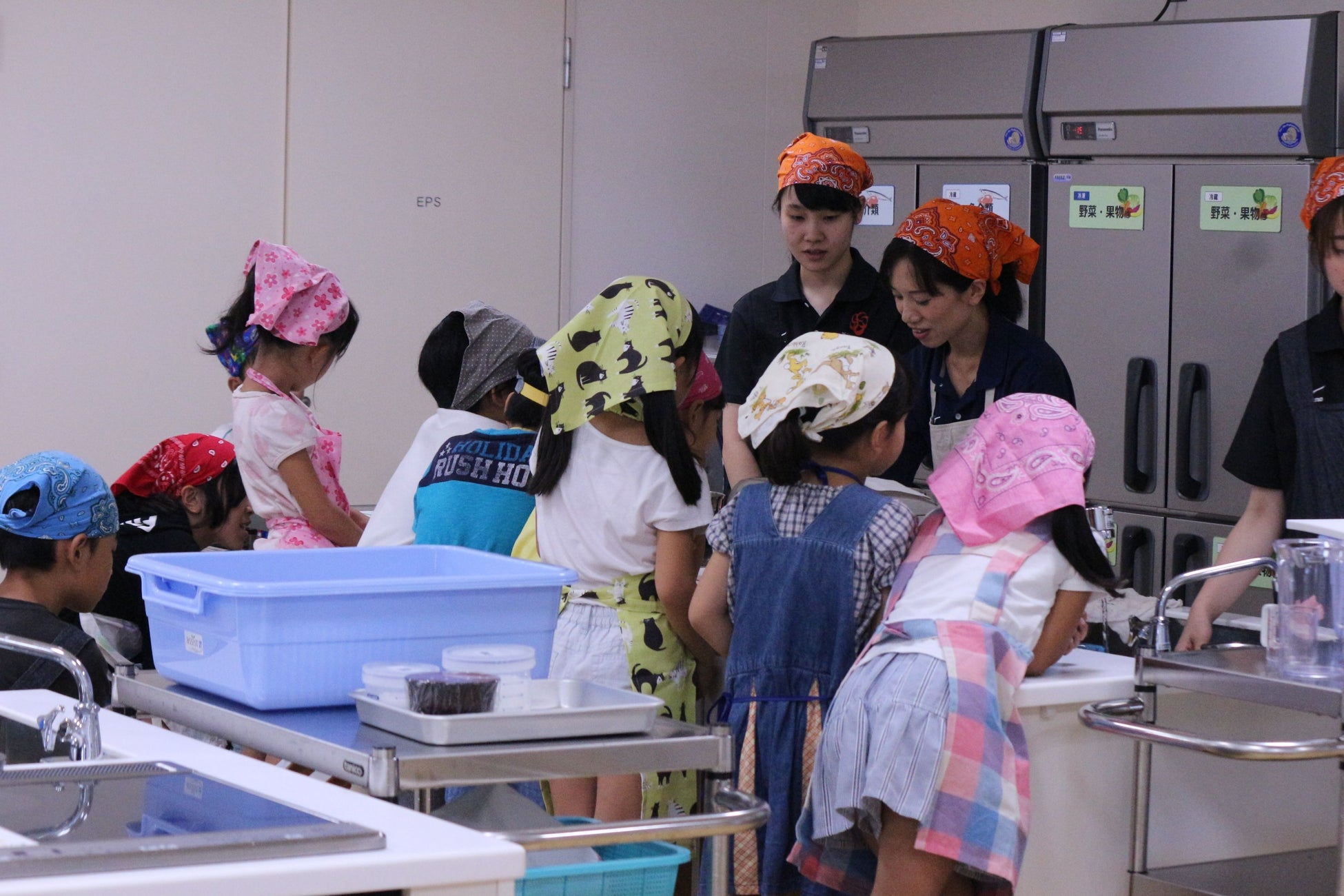 新潟医療福祉大学健康スポーツ学科主催の「cook&exercise親子げんきスタジオ」というイベントの様子