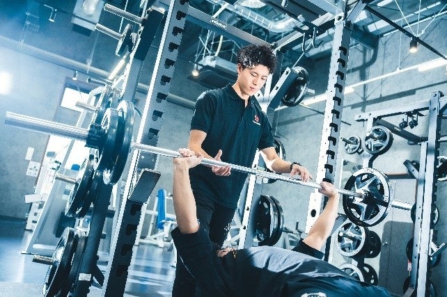 新潟医療福祉大学健康スポーツ学科の学生がトレーニング機材を使って実習を行っている様子