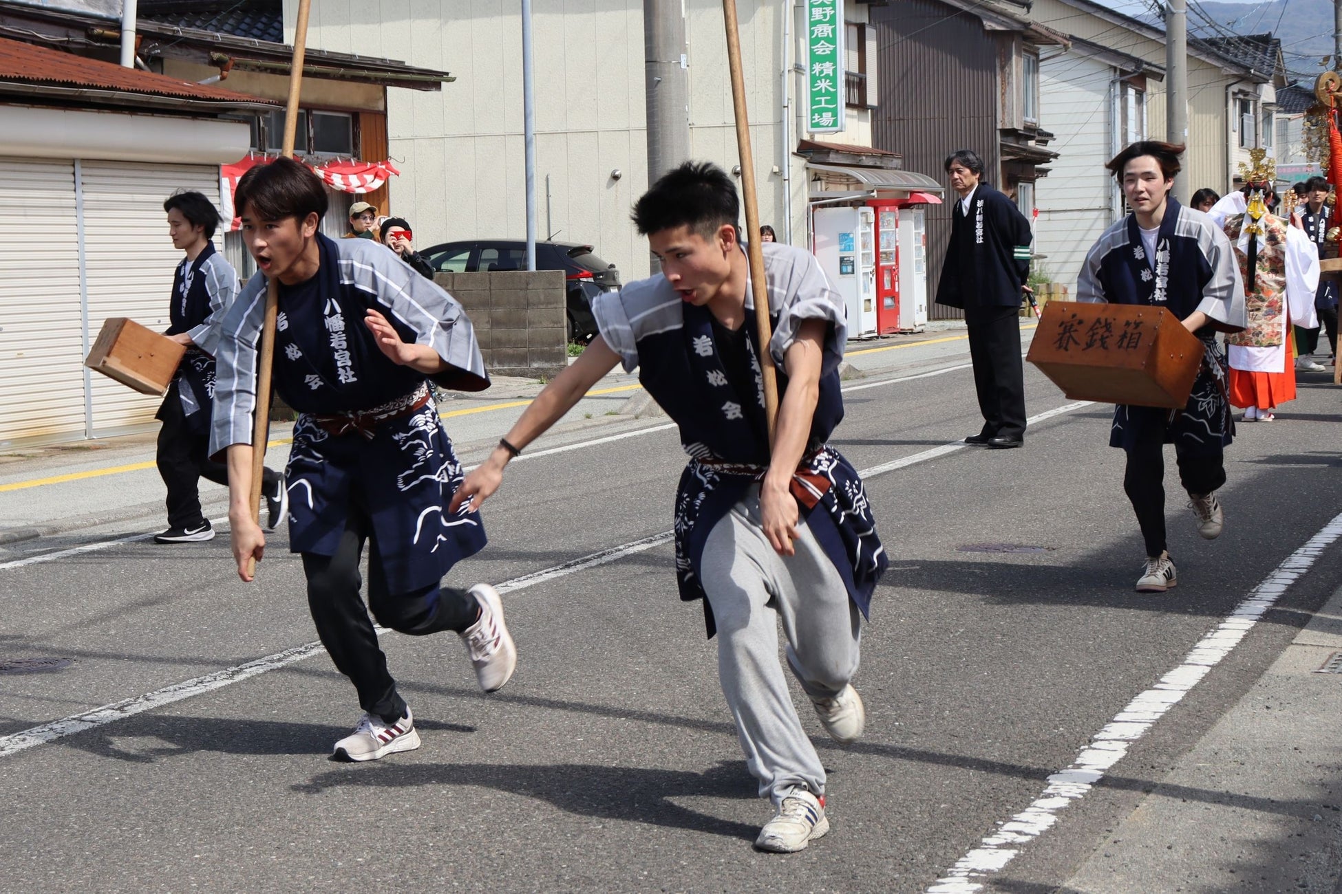 佐渡の両津湊まつりに参加する伝統文化と環境福祉の専門学校の学生