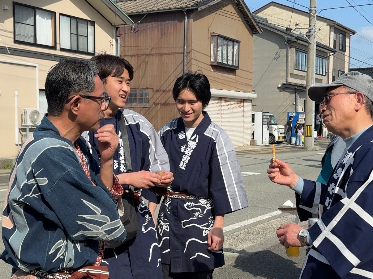 佐渡の両津湊まつりに参加する伝統文化と環境福祉の専門学校の学生