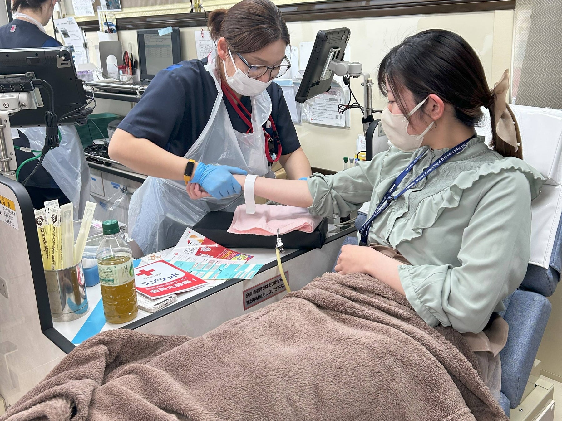 献血ボランティアに協力する新潟ビジネス専門学校の学生