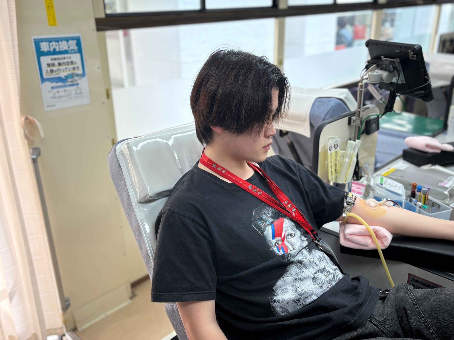 献血ボランティアに協力する新潟ビジネス専門学校の学生