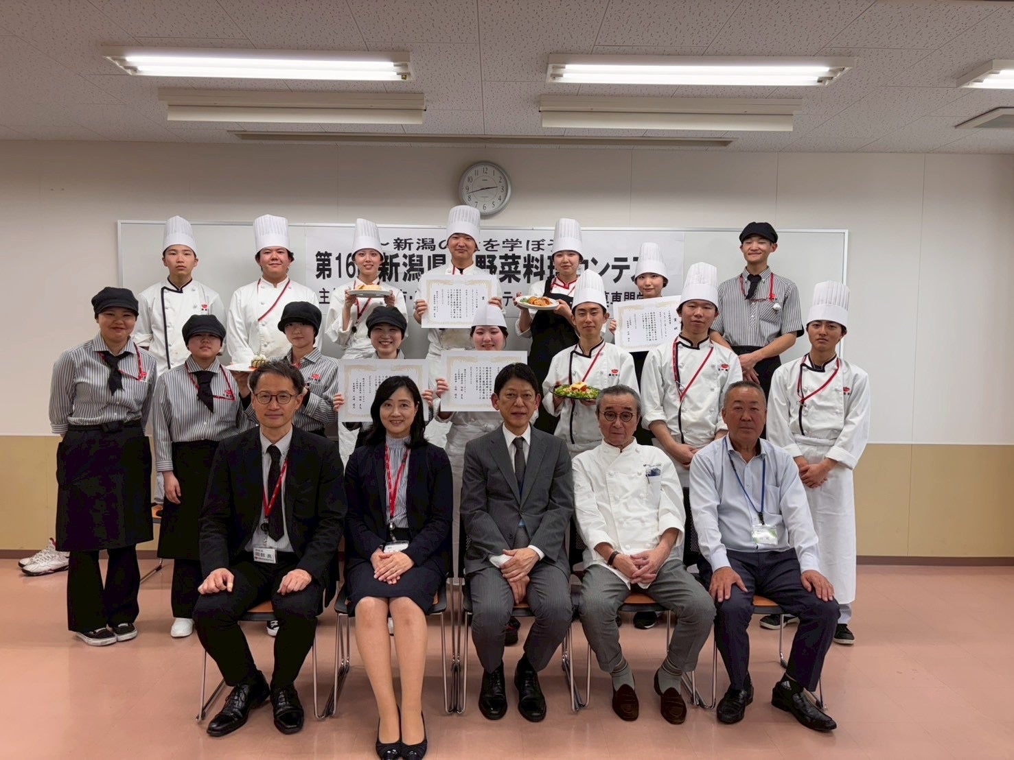 万代シルバーホテルの森本節生氏、河村多克氏、JA新潟市の山﨑俊文氏と国際調理製菓専門学校の学生