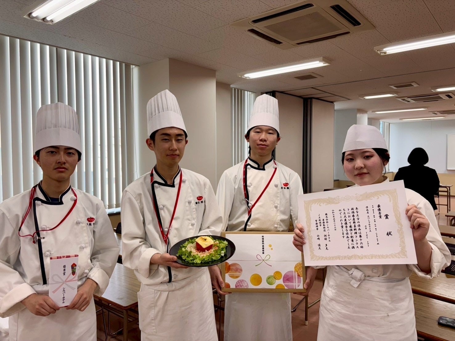 新潟市の国際調理製菓専門学校の料理コンテストで優勝した学生チーム