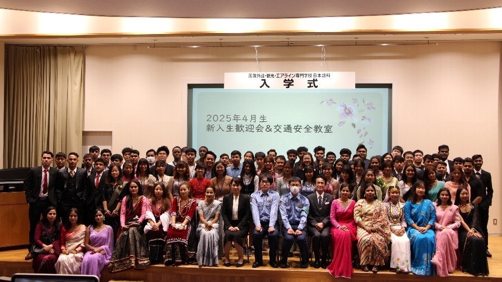 新潟市の国際外語・観光・エアライン専門学校日本語科に入学した留学生の集合写真