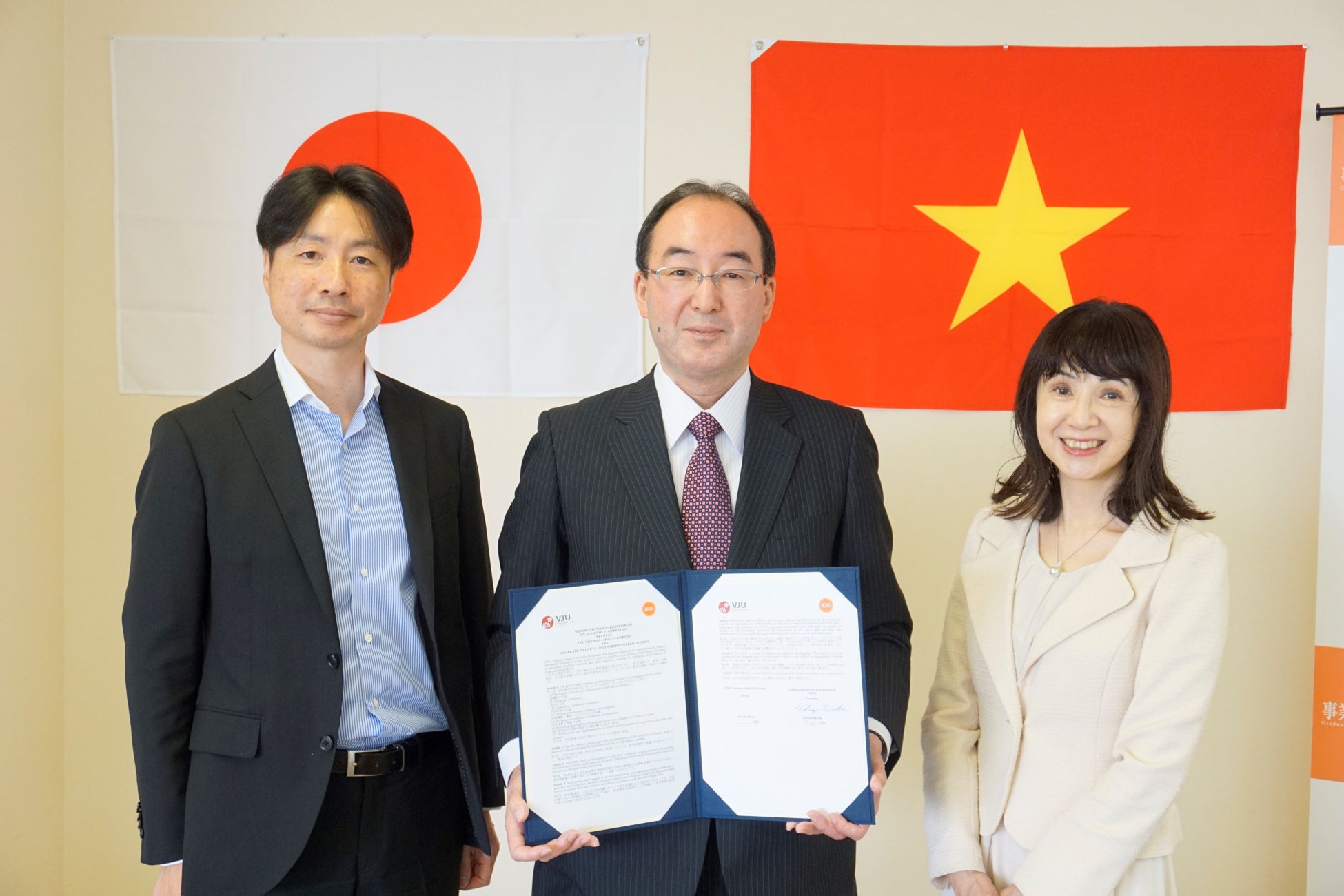 新潟市の事業創造大学院大学学長の黒田達也氏ら