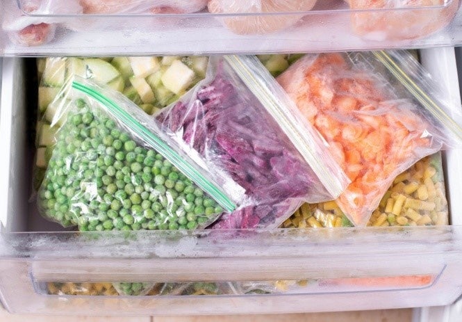 冷蔵庫に詰まった冷凍食品