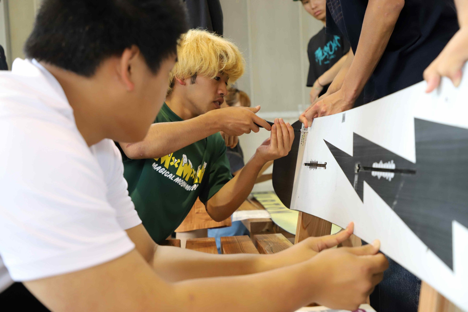 大阪・関西万博で使用するベンチを制作する国際スノーボード&スケートボード専門学校の学生