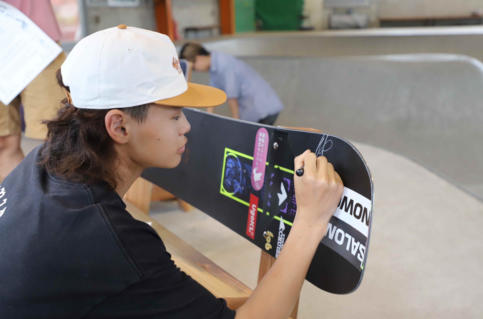 大阪・関西万博で使用するベンチを制作する国際スノーボード&スケートボード専門学校の学生