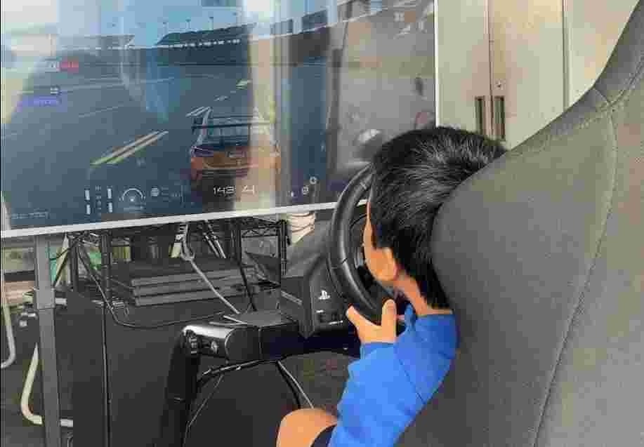 中条自動車学校主催の「NDS FESTA 2025」新潟国際自動車大学校が実施したグランツーリスモ体験