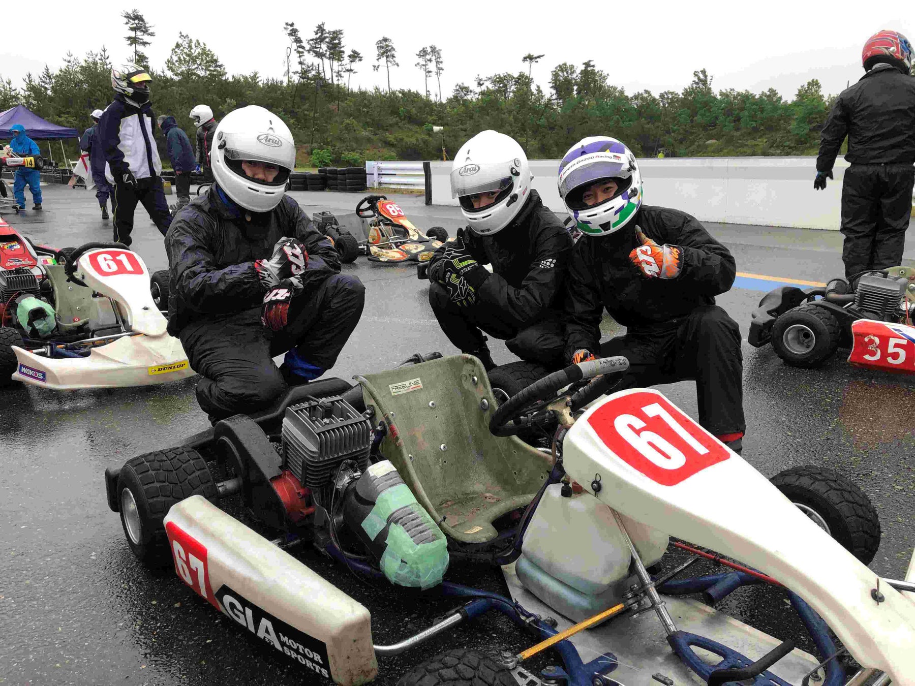 「2025 SPN2&4シリーズRd.1」のコースイン前の新潟国際自動車大学校の学生達