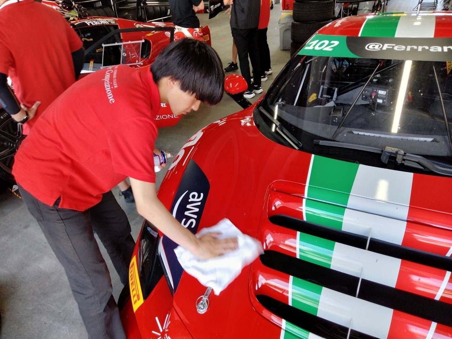 「Ferrari Challenge JAPAN 2025」のインターンシップに参加している専門学校 新潟国際自動車大学校の学生