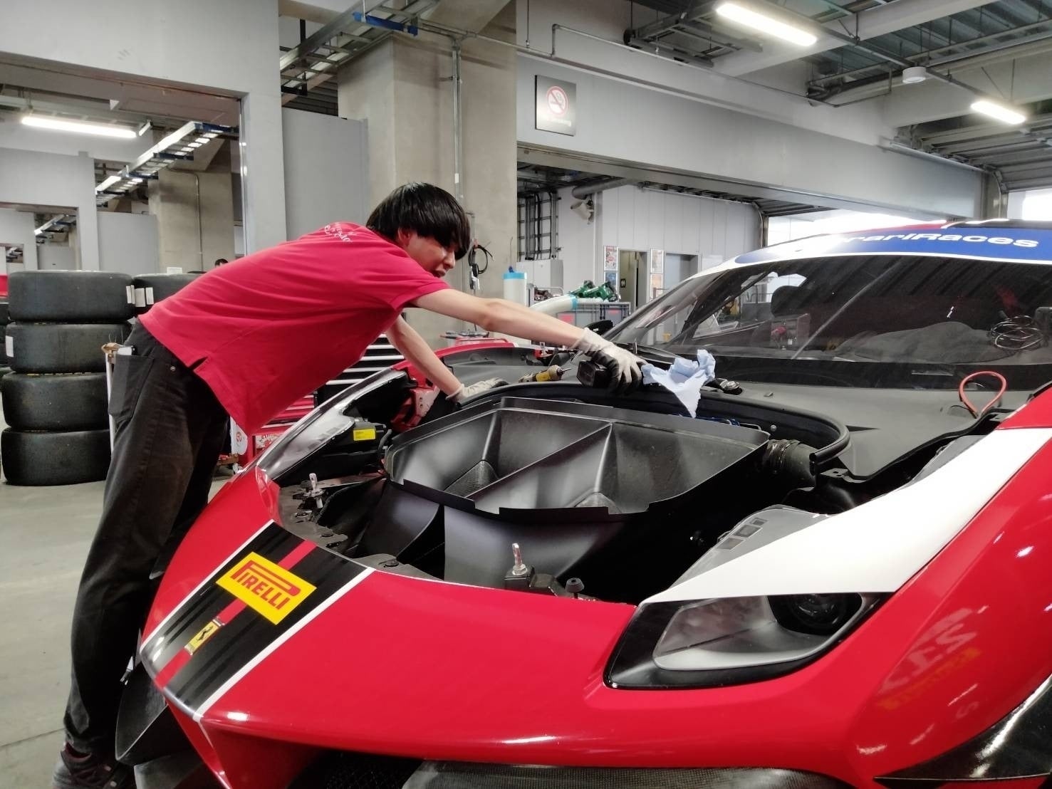 「Ferrari Challenge JAPAN 2025」のインターンシップに参加している専門学校 新潟国際自動車大学校の学生