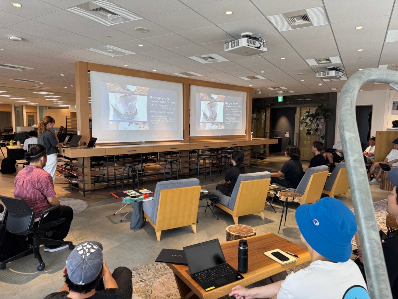 Burton Japan本社で行われた新潟の国際スノーボード&スケートボード専門学校学生によるプレゼンの様子