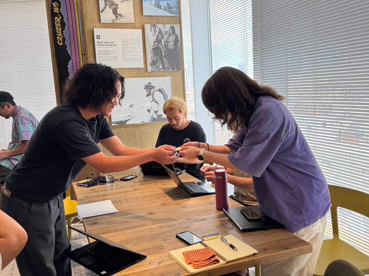 Burton Japan社員と名刺交換をする新潟の国際スノーボード&スケートボード専門学校の学生