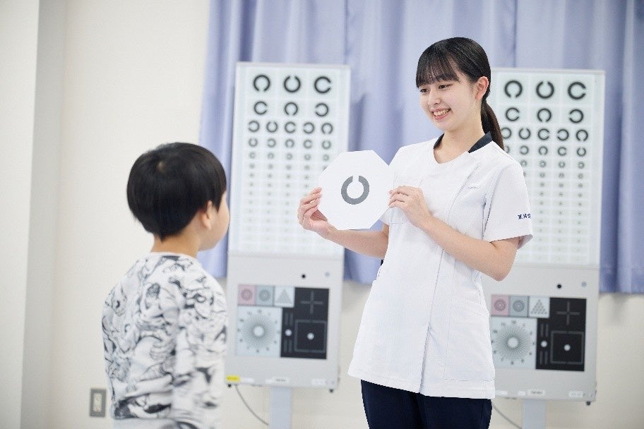 新潟医療福祉大学視機能科学科の学生が自由研究イベントで子どもに目のことを教えている様子